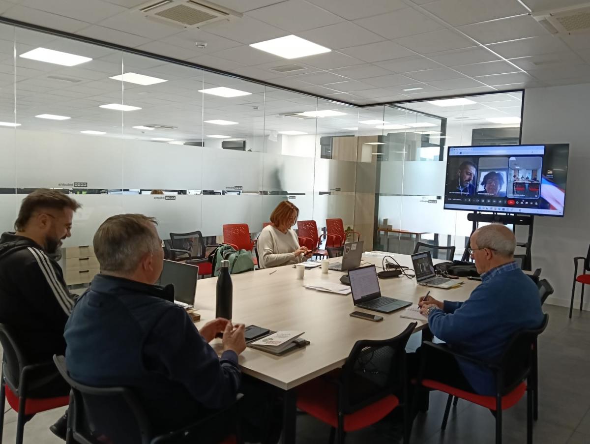 Las personas que forman parte del área, durante la reunión