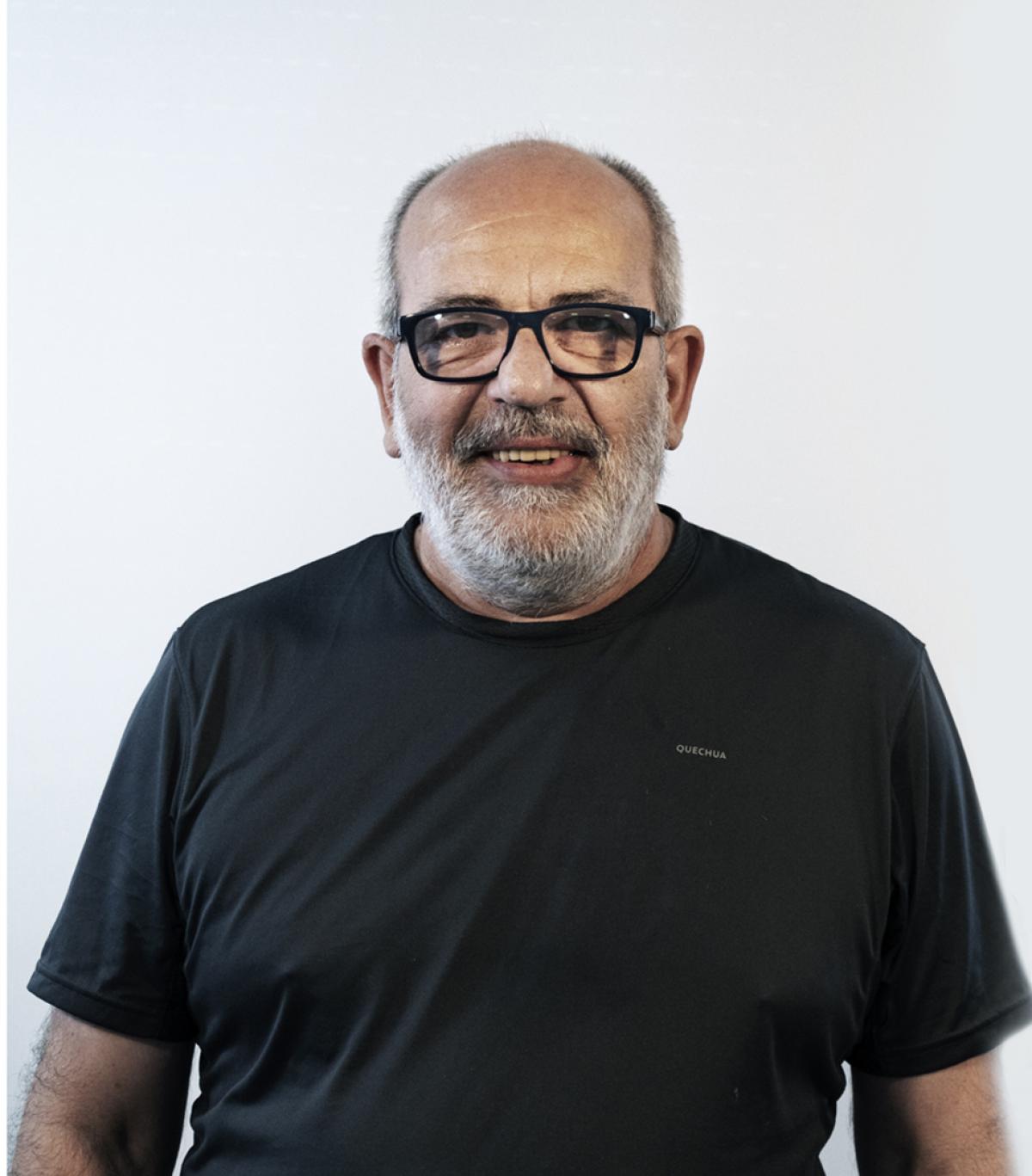 JAVIER GMEZ SANZ, responsable de rganos de direccin y de secciones sindicales. Nacido en Barakaldo (Euskadi) el 5 de agosto de 1968, desarroll casi toda su vida laboral en las reas de mecanizado, soldadura y montaje de una pequea empresa de calderera, tras formarse como tornero y fresador. All fue delegado de personal hasta el ao 2009, cuando se incorpor a la comisin ejecutiva de CCOO de Industria de Euskadi como responsable de Accin Sindical. Un tiempo despus, en el ao 2012, le eligen secretario general de CCOO de Industria de Euskadi, un cargo que ocup durante tres mandatos.