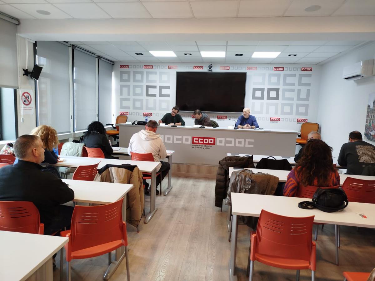 Al fondo, Sergio García y Raúl Villar, que pilotaron el consejo de CCOO en Renault España