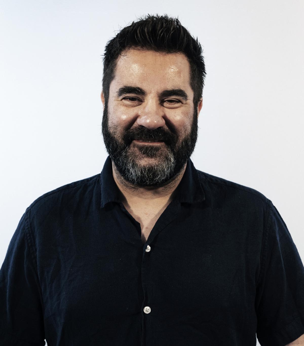 RICARD A. JUAN ESCRICH, responsable de Internacional. Naci en Barcelona el 12 de octubre de 1971 y estudi electrnica en un centro de formacin profesional. Su vida laboral arranc en el sector de la construccin y continu en el del metal. Primero trabaj en Unidad Hermtica (UH) y, un tiempo despus, fue contratado por SEAT. Se afili a CCOO en el ao 1995, cuando tena veinticuatro aos. Fue miembro del comit de empresa de UH y secretario de CCOO en SEAT Barcelona (Zona Franca). Desde muy temprano milit en la juventud comunista y luego en el PCE y en Izquierda Unida. Siempre ha sido muy activo en las organizaciones de izquierda y en los movimientos sociales.