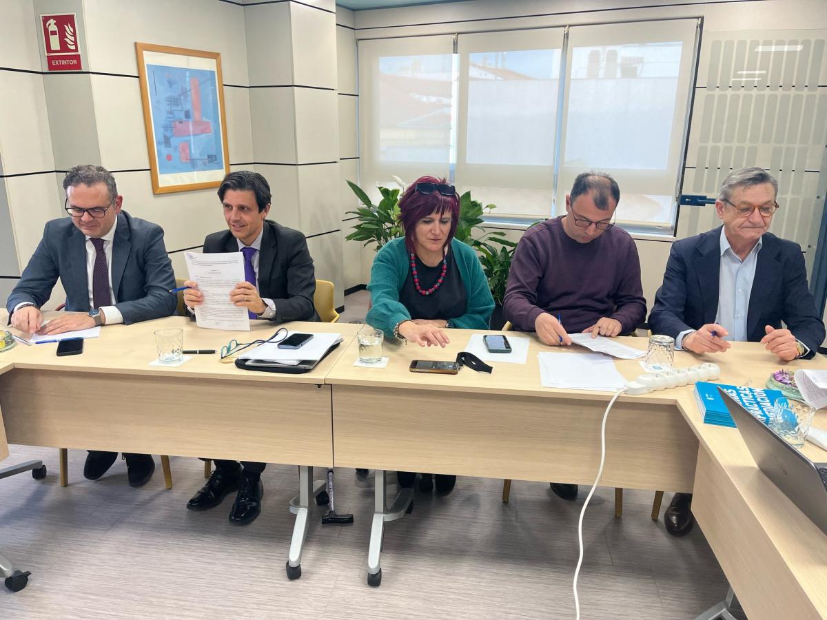 Patronal y sindicatos firman el Convenio de las Industrias Crnicas