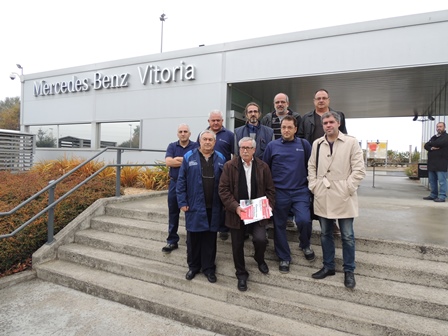 Los dirigentes sindicales junto con miembros de las candidaturas de CCOO en Mercedes- Benz.