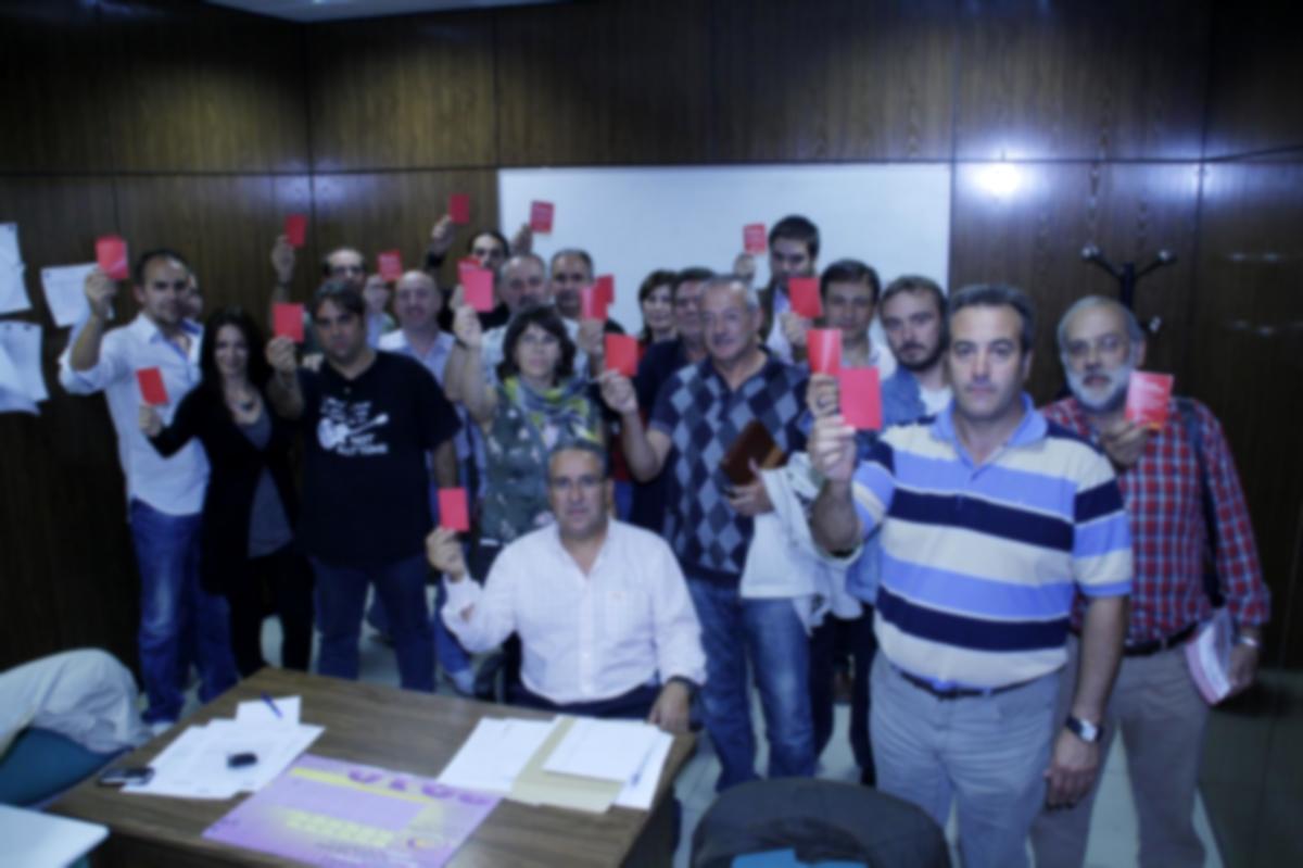 Foto del equipo regional de CLM sacando tarjeta roja al maltratador.