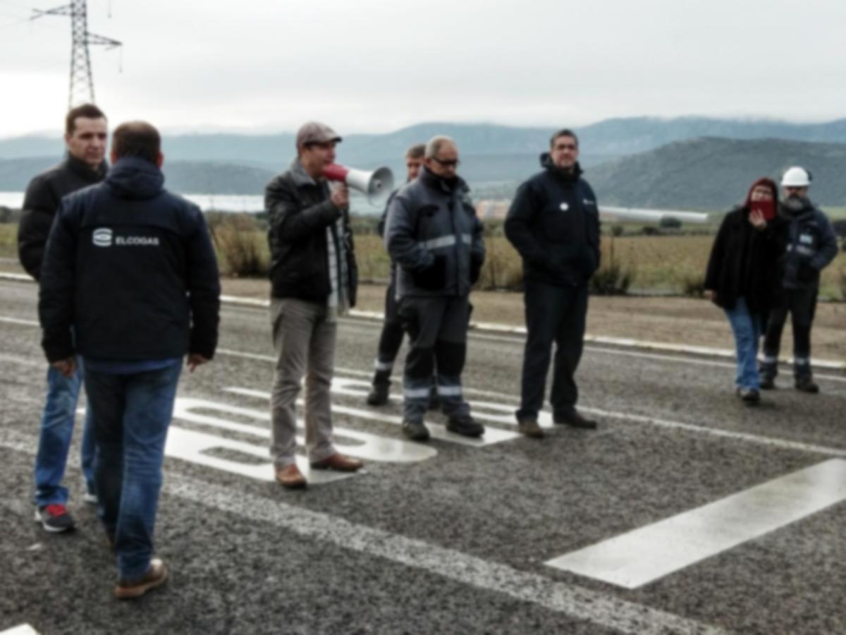 Asamblea a las puertas de Elcogas tras el corte de carretera