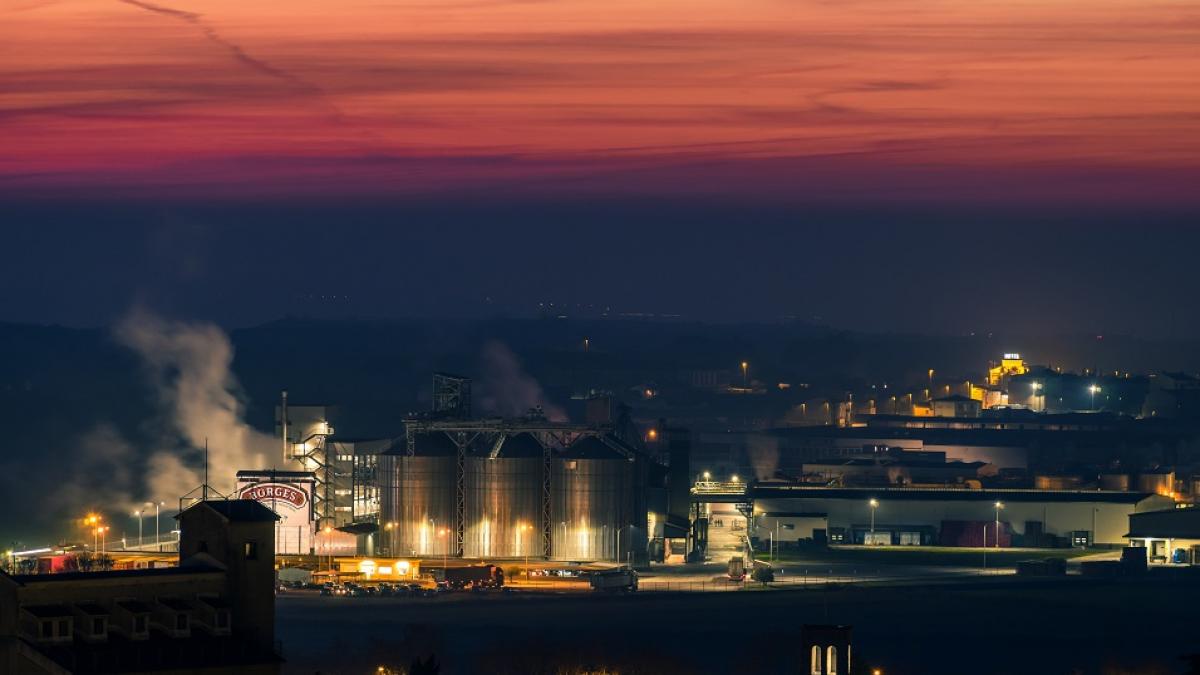 Escena nocturna de un polgono industrial