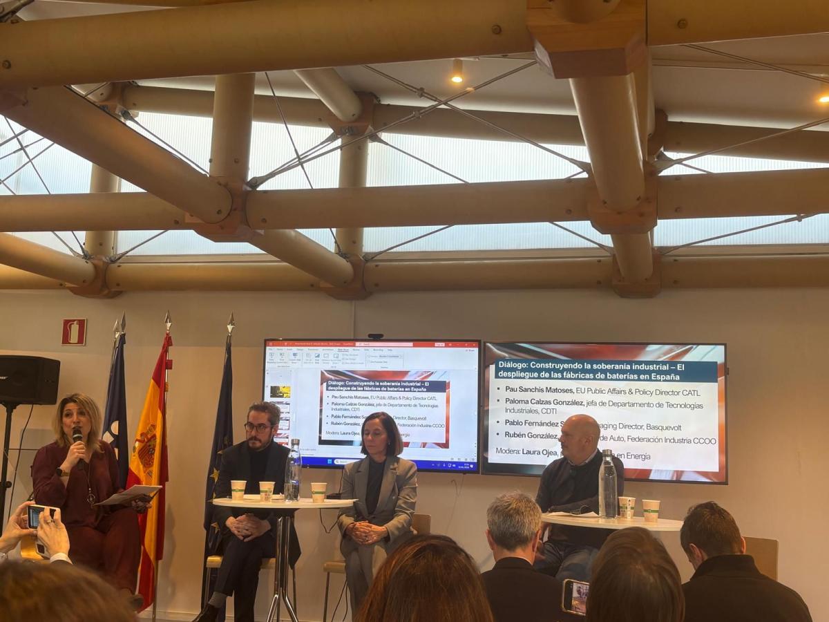 A la derecha, Raúl Villar, responsable de fabricantes del auto de CCOO de Industria