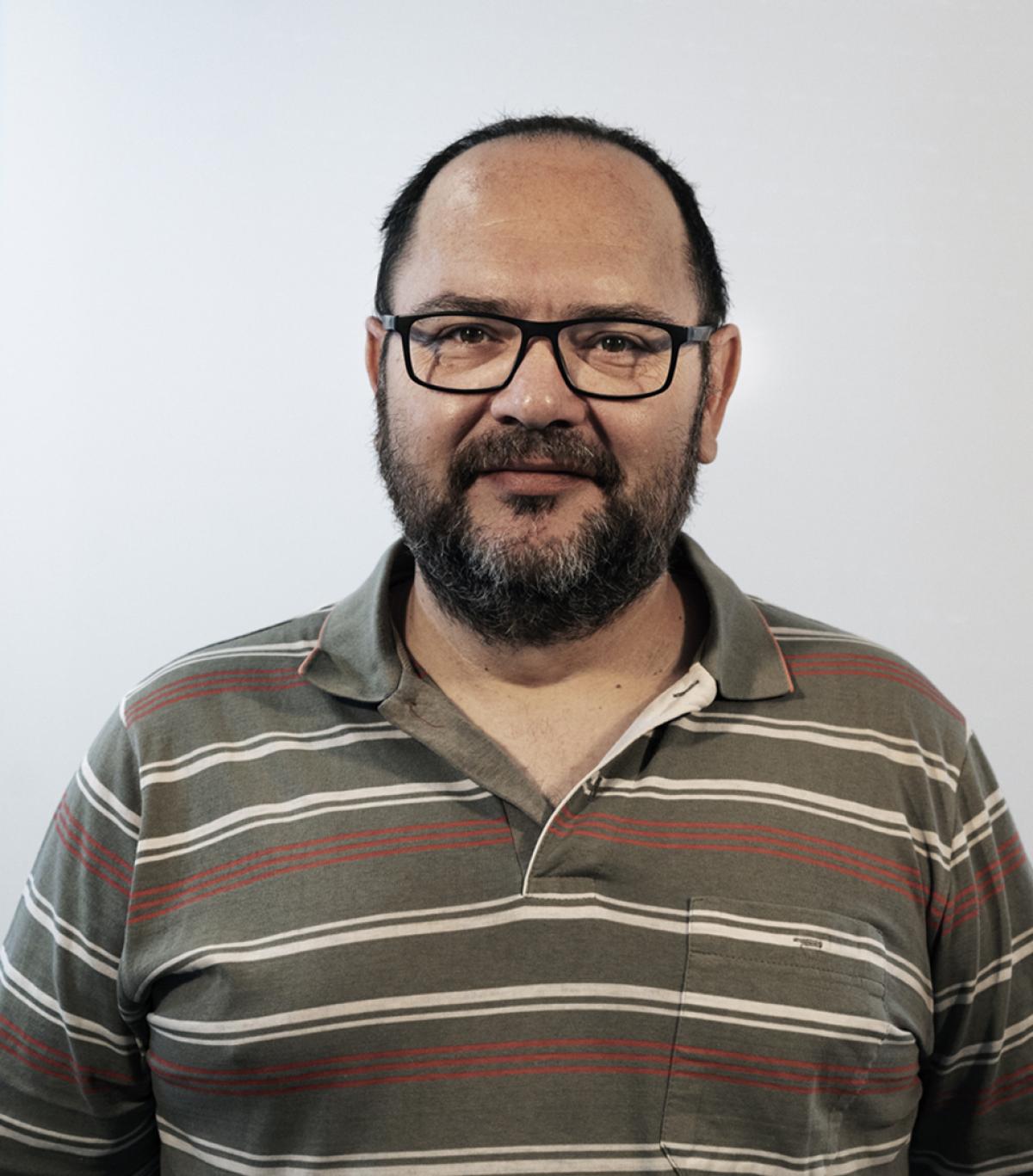 JORGE MARTNEZ NAVARRO, responsable de Finanzas y Sistemas. Nacido en el madrileo barrio de Villaverde, curs estudios de bachillerato, informtica y automocin y pas por varias empresas, entre las que se encuentran Mercamadrid, Rafael Salgado y Valeo. Desde muy joven estuvo implicado en el movimiento vecinal y en la militancia poltica. En 1997 ingres en la Federacin del Metal de CCOO de Madrid, luego Industria, en la que trabaj intensamente con la formacin para el empleo. Posteriormente particip en la implantacin de los itinerarios formativos sindicales y ocup varias responsabilidades en la estructura de las secretaras de Formacin, Formacin Sindical, Organizacin y Finanzas de CCOOO de Industria de Madrid. Entre 2022 y 2025 fue secretario de Organizacin en CCOO de Madrid.