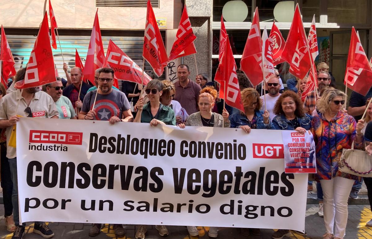 Concentración de delegados/as del convenio de conservas vegetales. Murcia 21/04/2023