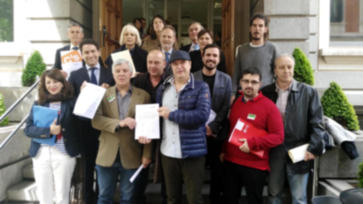 Los grupos parlamentarios posan junto a CCOO de Industria y MCA-UGT, promotores de la iniciativa