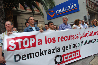 Protesta frente a la sede de Mutualia en Bilbao