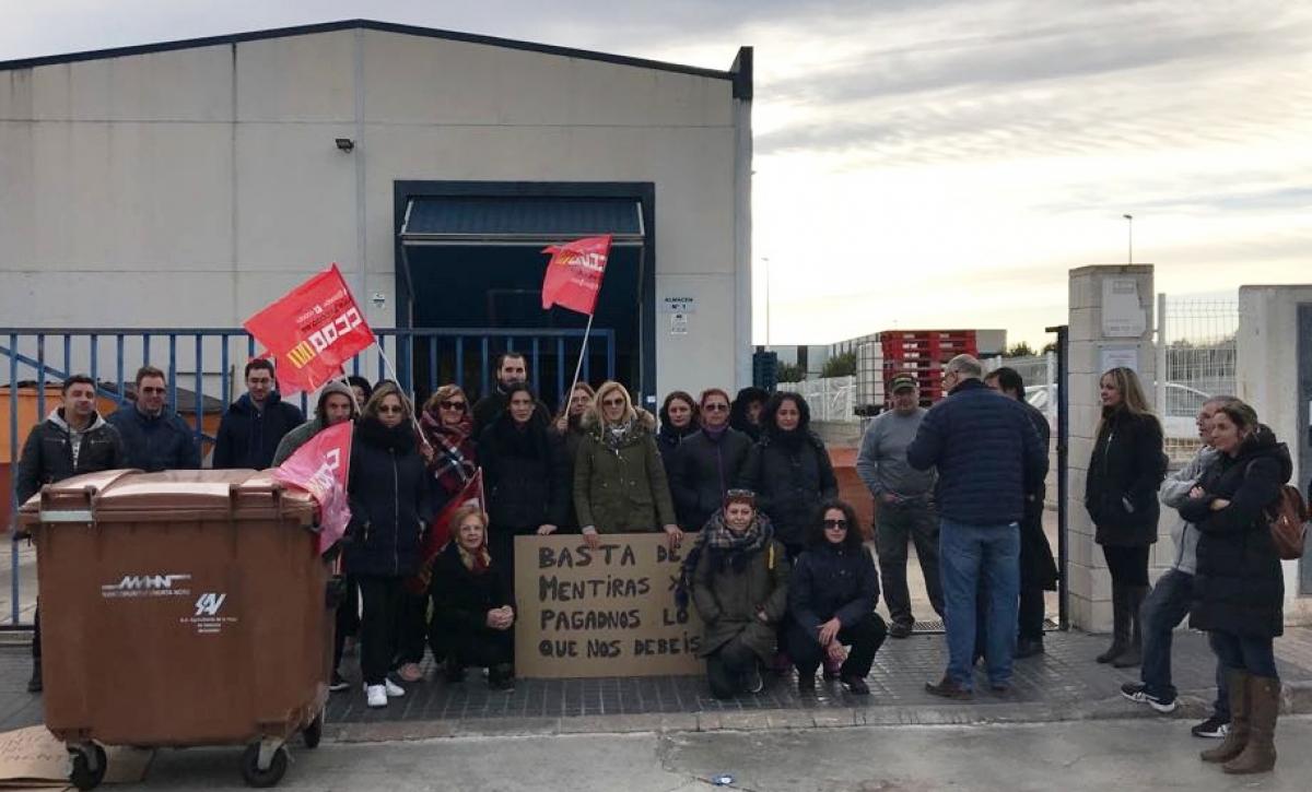 Concentracin en las puertas de la empresa Dulce Hola