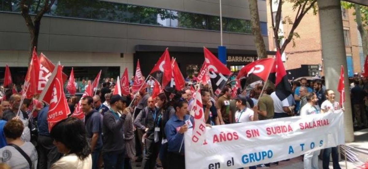 Imagen de una de las concentraciones que se convocaron el 23 de mayo en Atos IT