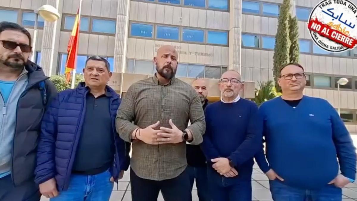 Delegados de Sabic Cartagena a la salida de la reunión con el Ministerio de Industria