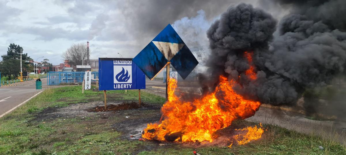 Mentres A Corua acolla o xuzo sobre o ERE, o persoal manifestouse diante da fbrica en San Cibrao