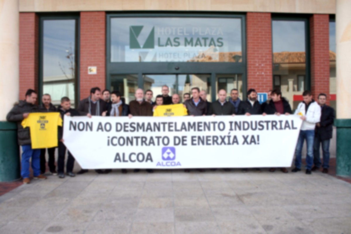 Concentracin a las puertas del hotel madrileo donde empresa y sindicatos se reunieron ayer