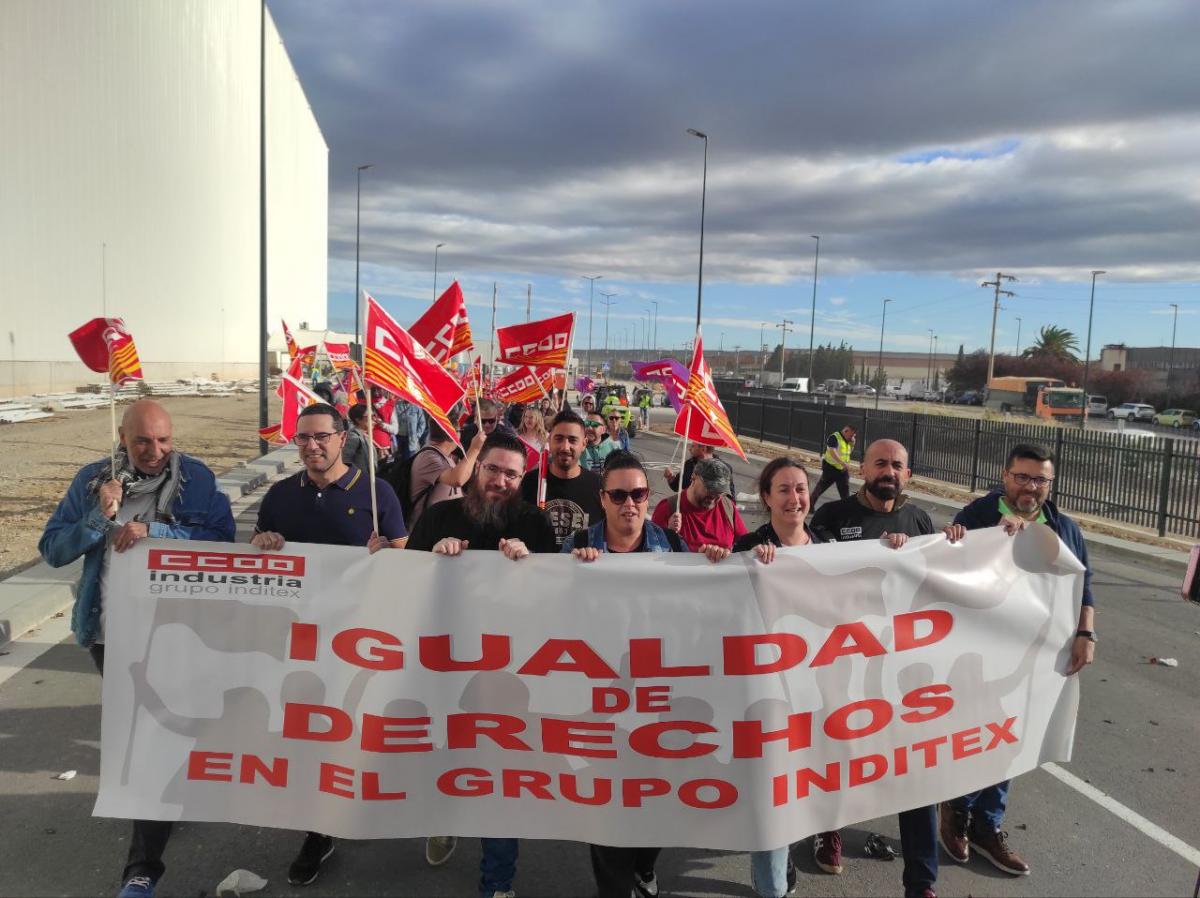 Manifestación en el exterior del centro logístico de Malpica