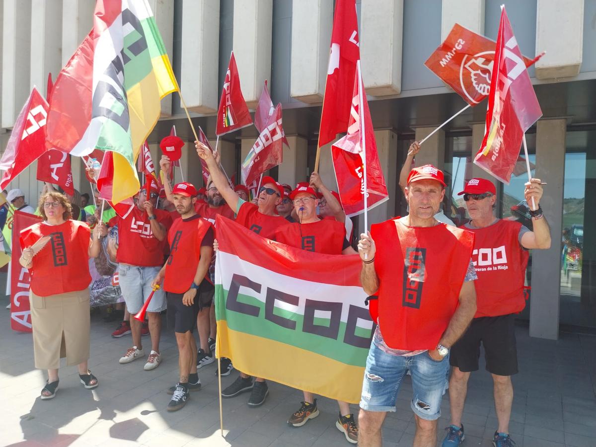 jornada de protesta ante la patronal del calzado por la situacion de la negociacion del calzado