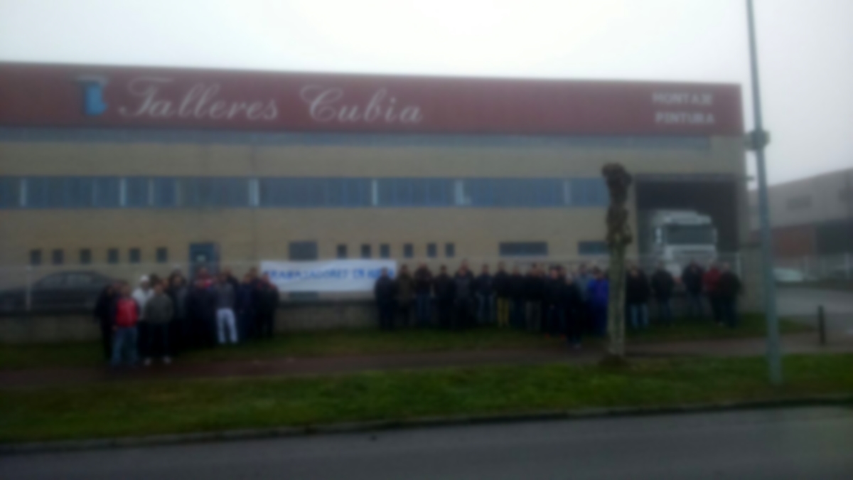 Trabajadores de Talleres Cubia durante la concentracin de esta maana delante de la nave industrial