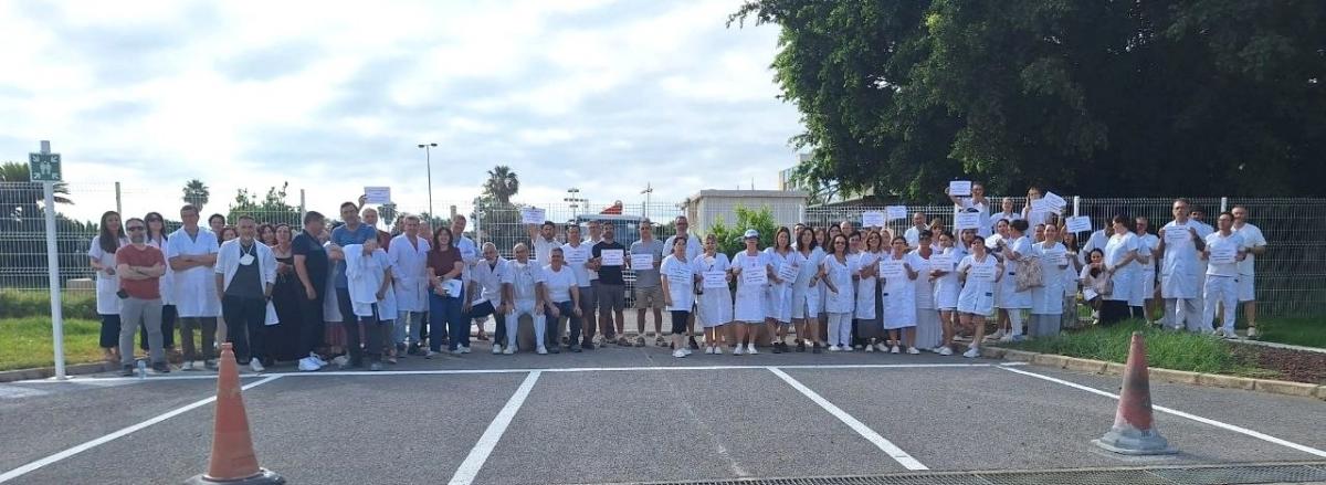 TRABAJADORES/AS DE LLADRÓ CONCENTRADOS FRENTE A LA PUERTA DE LA EMPRSA