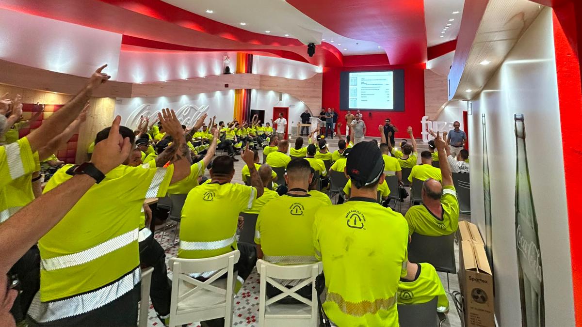 La plantilla de Rendelsur Coca-Cola en la planta de La Rinconada (Sevilla), ratificando el acuerdo