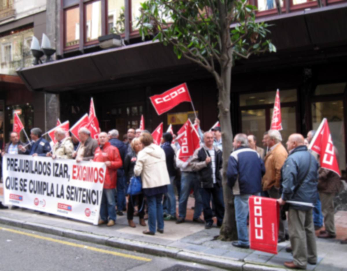 Ex trabajadores de Izar Gijn concentrados frente a la Delegacin de Hacienda en Oviedo.