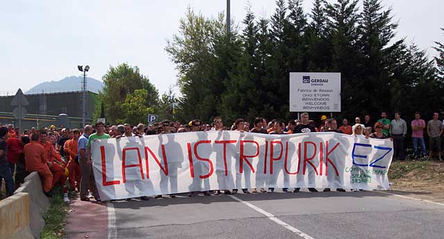 La plantilla de Sidenor Basauri se ha concentrado hoy frente a la planta.