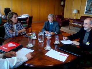 La directora general de Industria junto a la delegacin de CCOO en la reunin de ayer