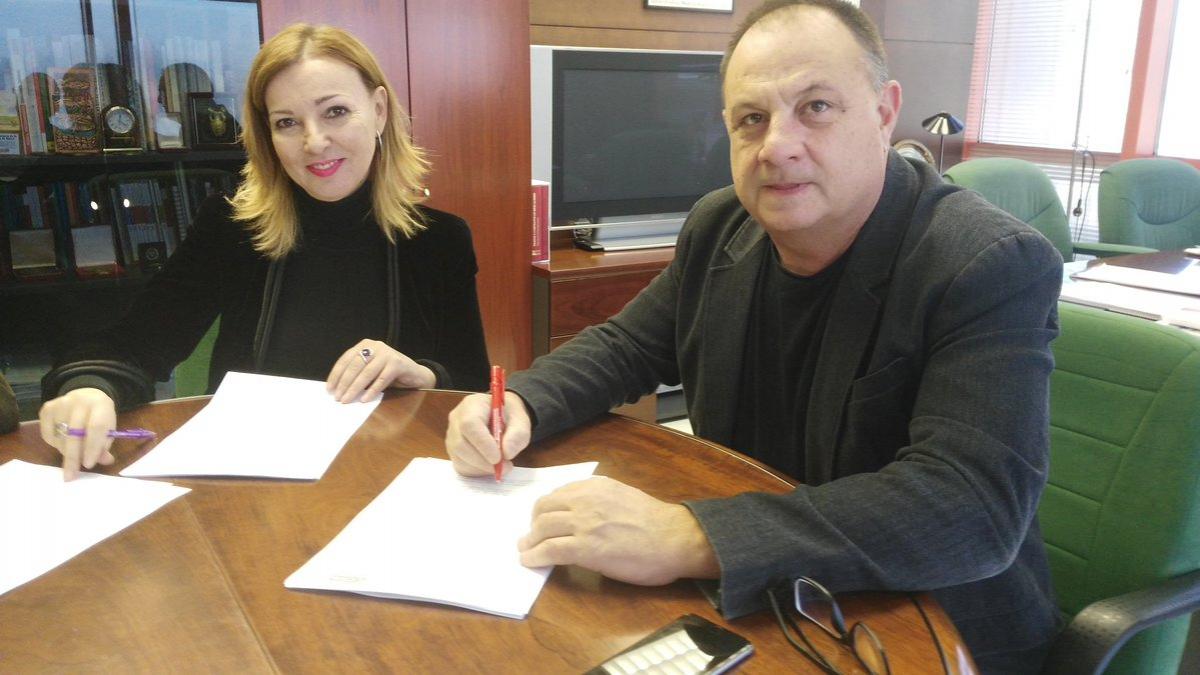 La secretaria y el secretario general de UATAE y de CCOO de Industria firman el acuerdo de colaboracin