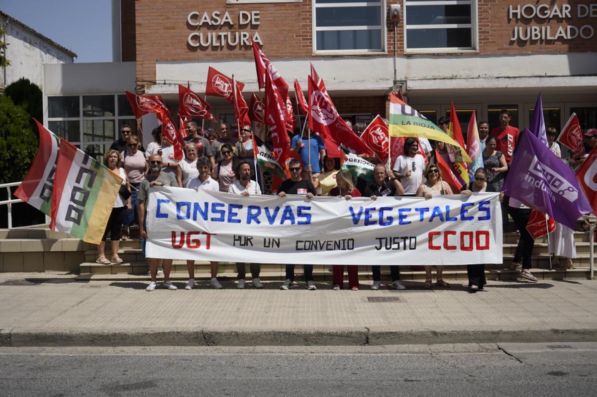 Concentración en San Adrián de los y las trabajadoras del sector
