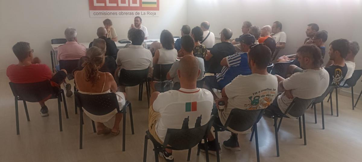 delegados y delegadas ccoo industria en plena reunion
