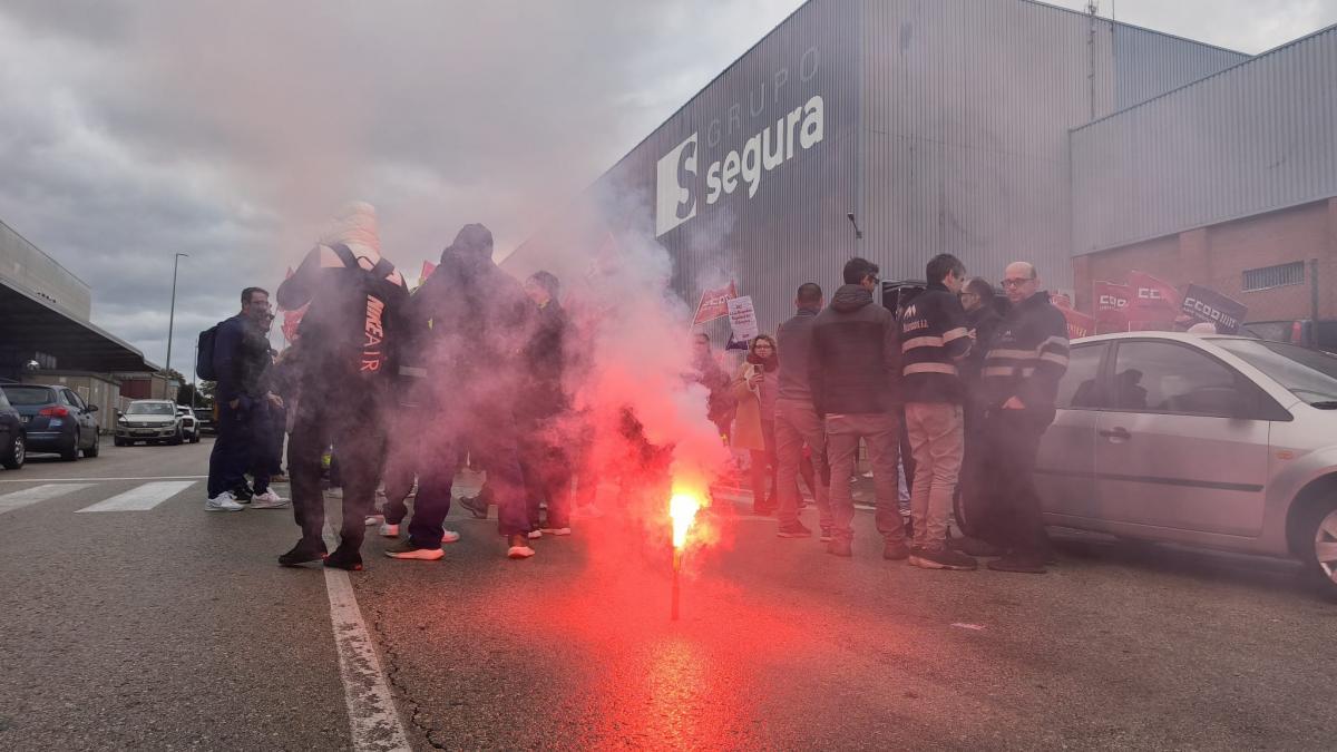 Concentración ante la sede de la empresa F. Segura, en Almussafes (Valencia).