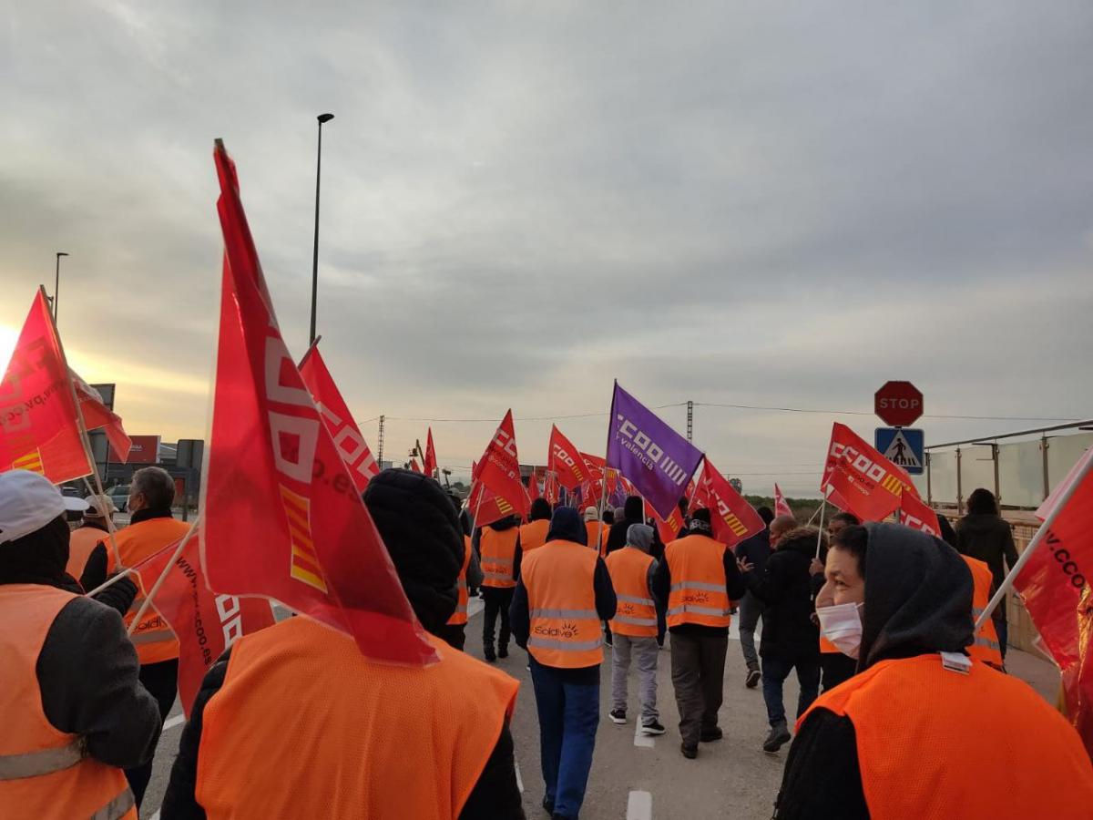 Trabajadores y trabajadoras de Soldive durante uno de los recorridos de la manifestacin.