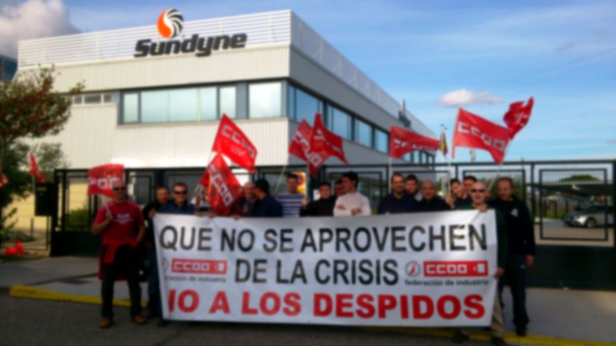 Trabajadores en la puerta de la empresa. 