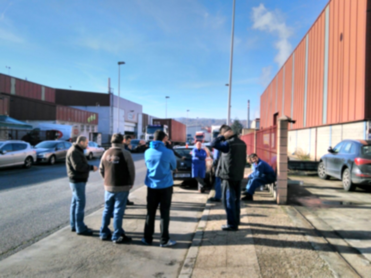 Los trabajadores delante de Talleres Jess Alvarez en el paro del turno de maana .