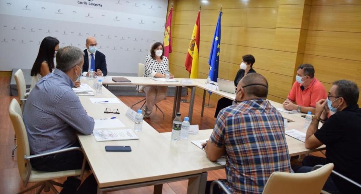 Un momento de la reunión entre el Gobierno de Castilla-La Mancha y la delegación de CCOO
