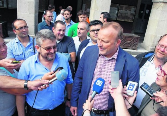 Rueda de prensa a las puertas del Ayuntamiento de Mieres tras la reunin con el alcalde