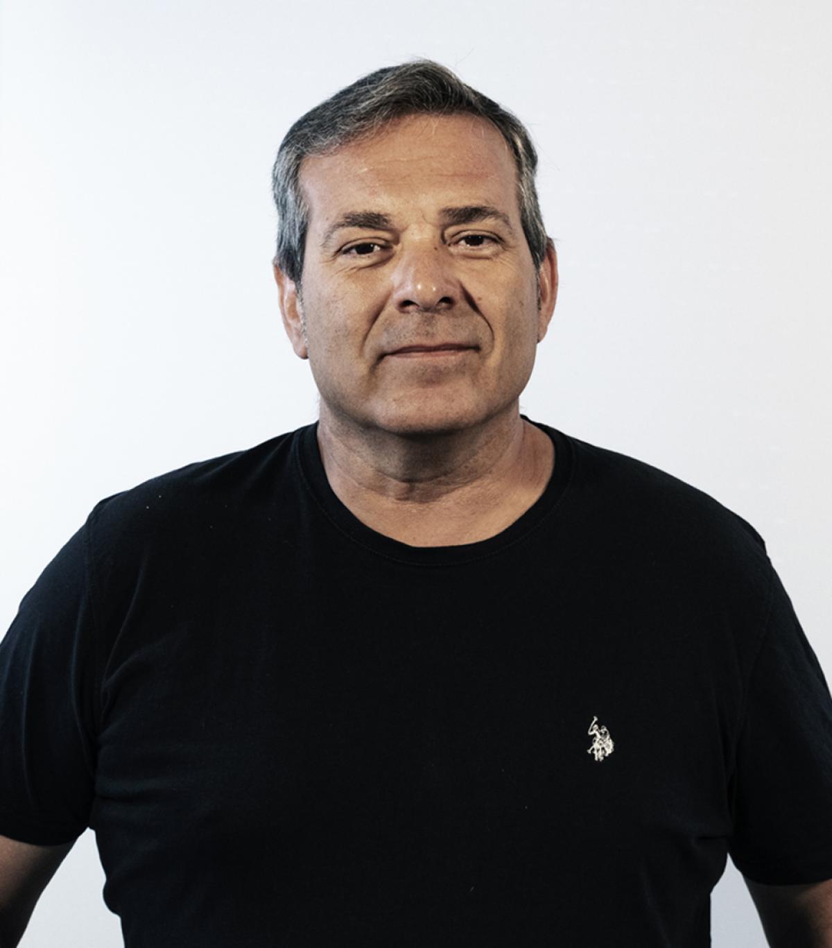 JUAN CARLOS SERRANO, responsable de Montaje y Mantenimiento. Venimos de empresas, porque es all donde nos eligen. As se presenta este trabajador de Celsa Barcelona desde el ao 1998. Somos constantes y trabajamos en mejorar las condiciones laborales de las personas afiliadas a CCOO, aade a continuacin quien durante la ltima dcada ha sido el secretario general de la seccin sindical intercentros de CCOO en Celsa Group. Nacido en Barcelona el 14 de abril de 1975, estudi electricidad y electrnica. Tras hacer un curso de gestin empresarial informatizada, trabaj en el sector de almacenes y de componentes de auto. Tambin fue secretario general de su seccin sindical de empresa y de la intercentros. Adems, form parte de la comisin ejecutiva del sindicato comarcal de CCOO del Valls Occidental y de CCOO dIndstria de Catalunya, donde se encarg de la poltica industrial y de los sectores de materias primas y siderurgia.