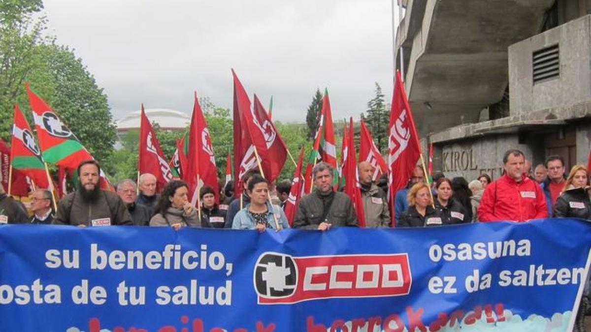 Concentracin de CCOO ante la sede de Mutua Universal