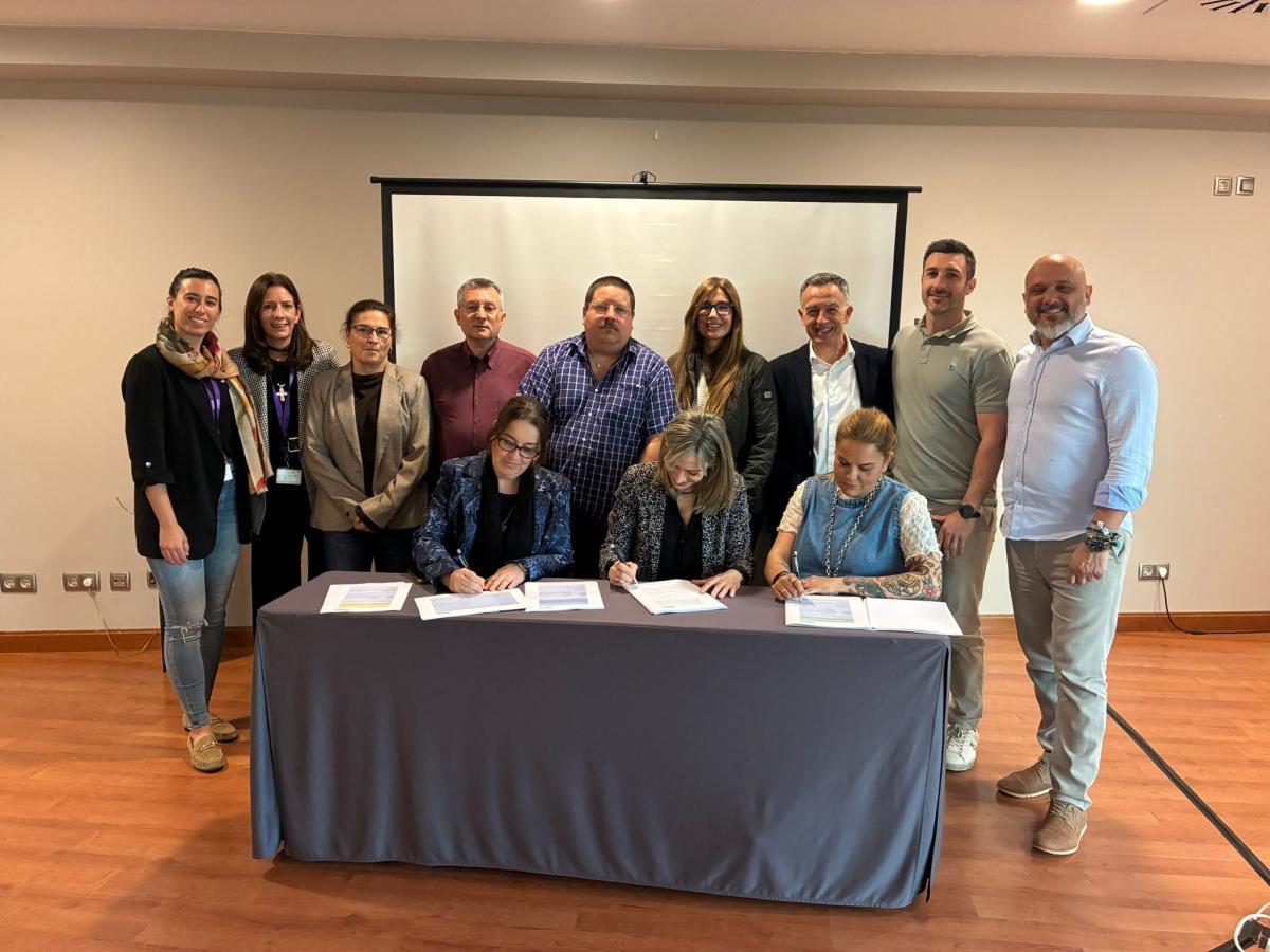 Fimantes del I Plan de Igualdad de Siemens Energy. A la derecha de la mesa, Jessica Fuente, de CCOO