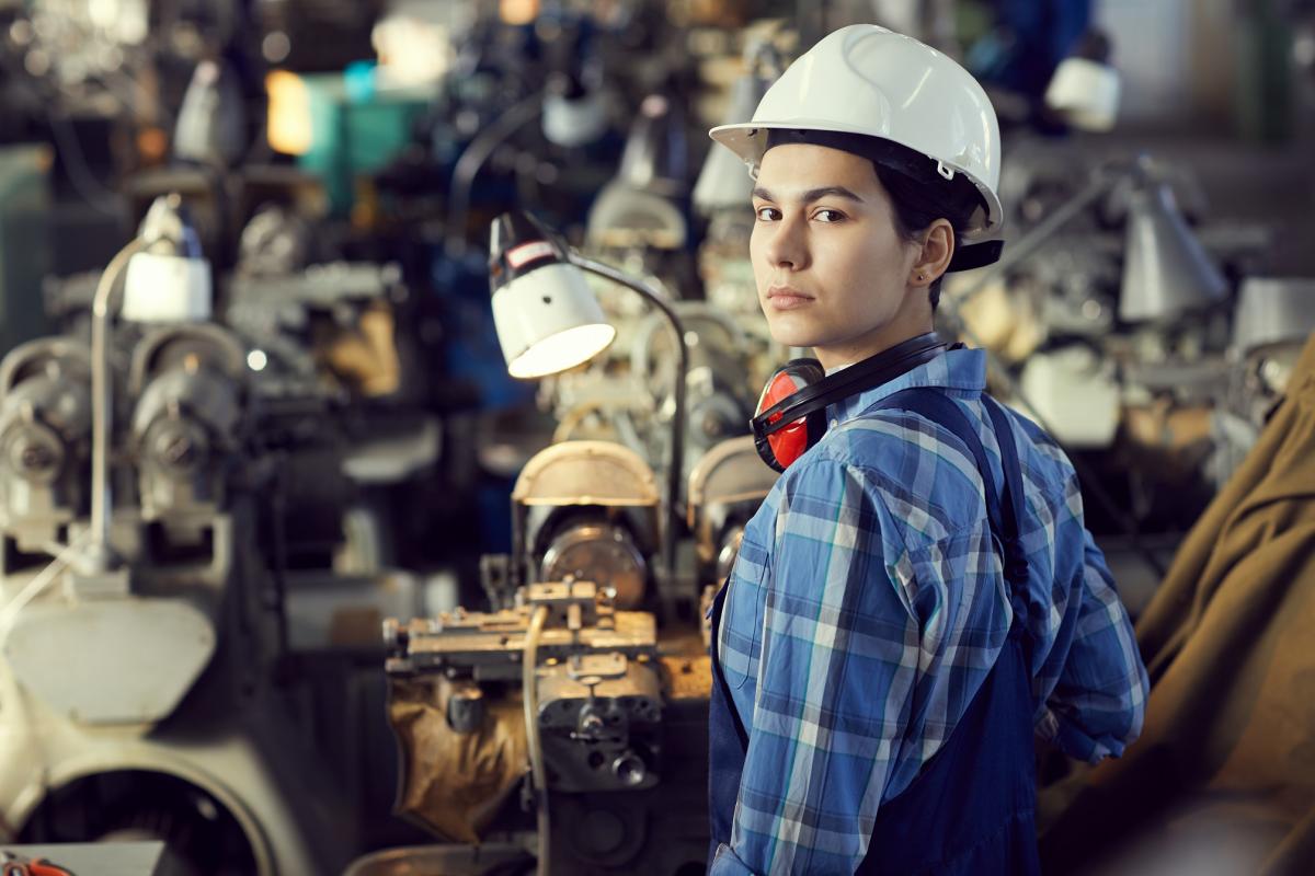 El 9,2% de las mujeres que trabaja en la industria tiene un contrato temporal