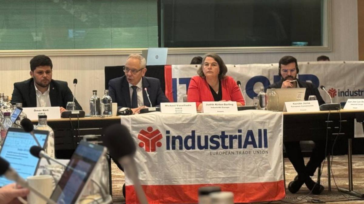 En el centro de la imagen, Michael Vassiliadis, presidente de industriAll Europe