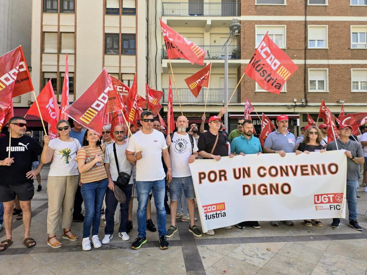 concentracion frente a la sede patronal