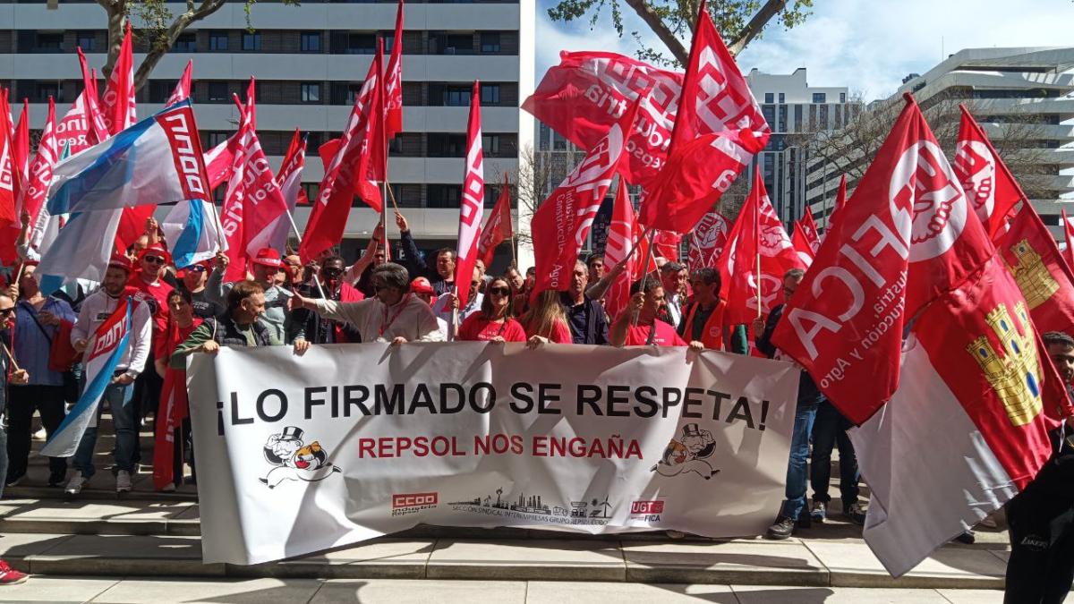 Concentracin de abril frente a la sede de la empresa en Madrid