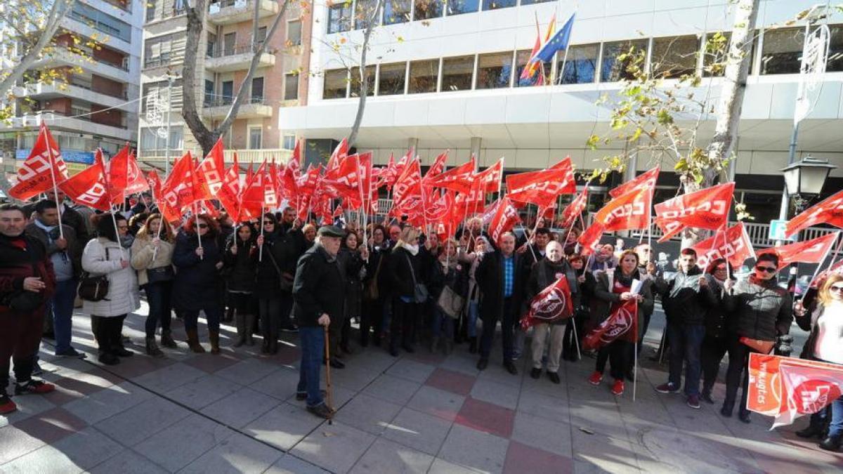 Protesta de los fijos discontinuos en Murcia en enero de 2019 frente a las puertas de la Seguridad Social