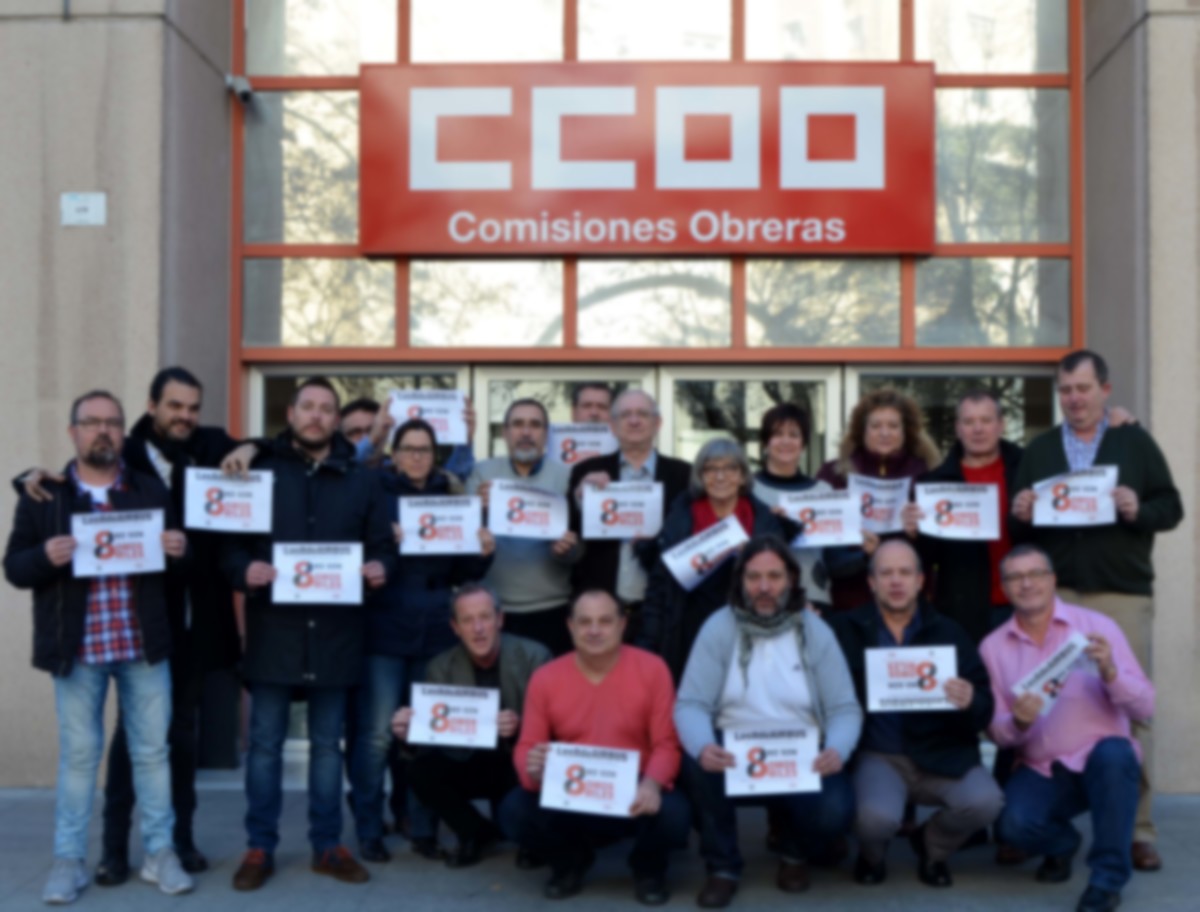 Parte de la comisin ejecutiva de CCOO de Industria apoyando la campaa #HuelgaNoEsDelito