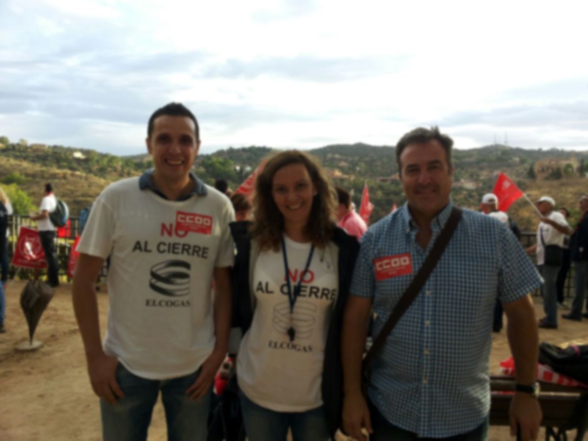 ngel Len(d) con compaeros de CCOO en Elcogas 