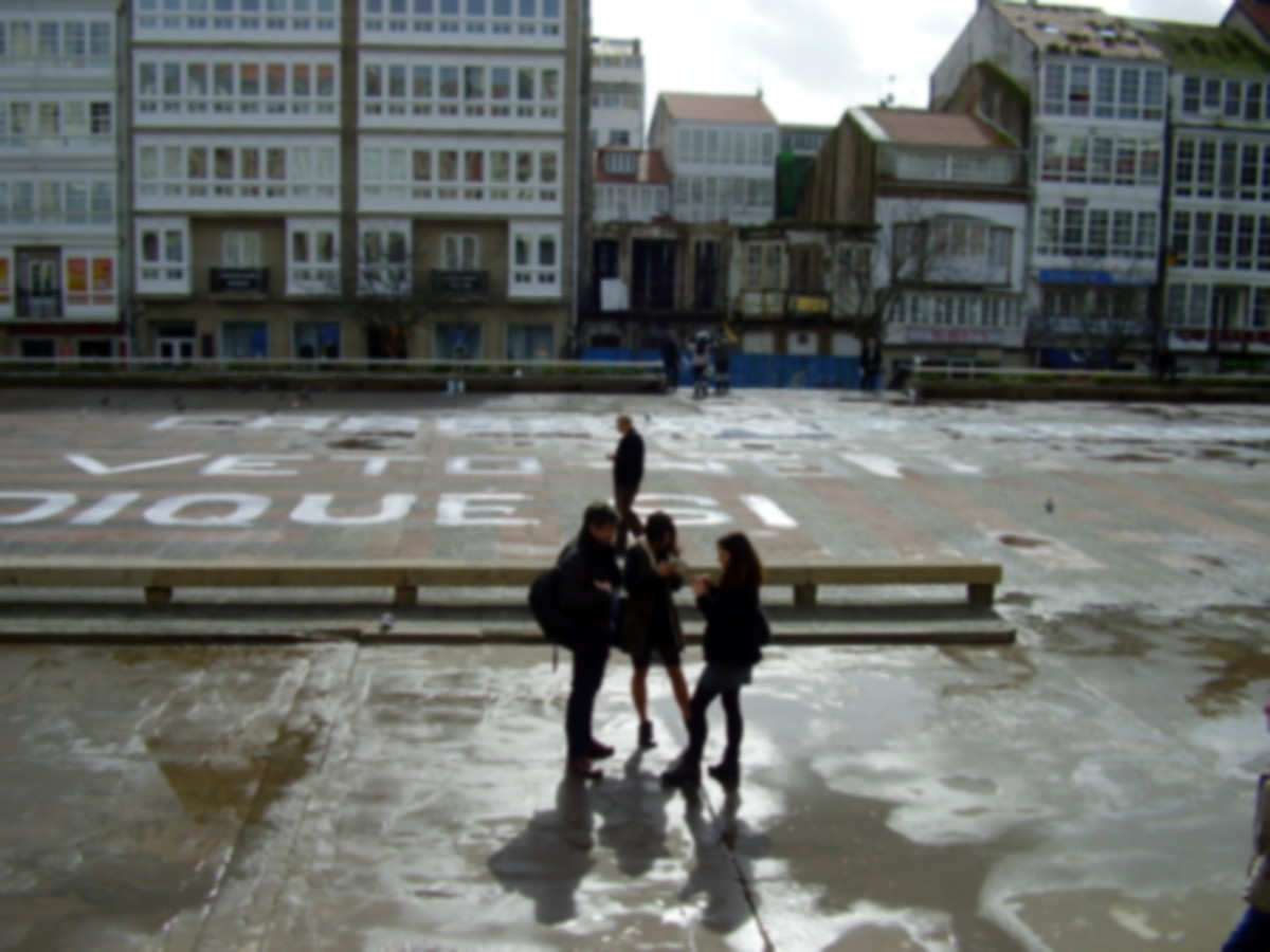 Imaxe da pintada dos lemas no chan da Praza de Espaa en Ferrol.