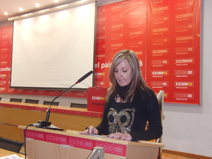 Jenni Moral, responsable de la mujer, explicando a la asamblea el lema del da 8