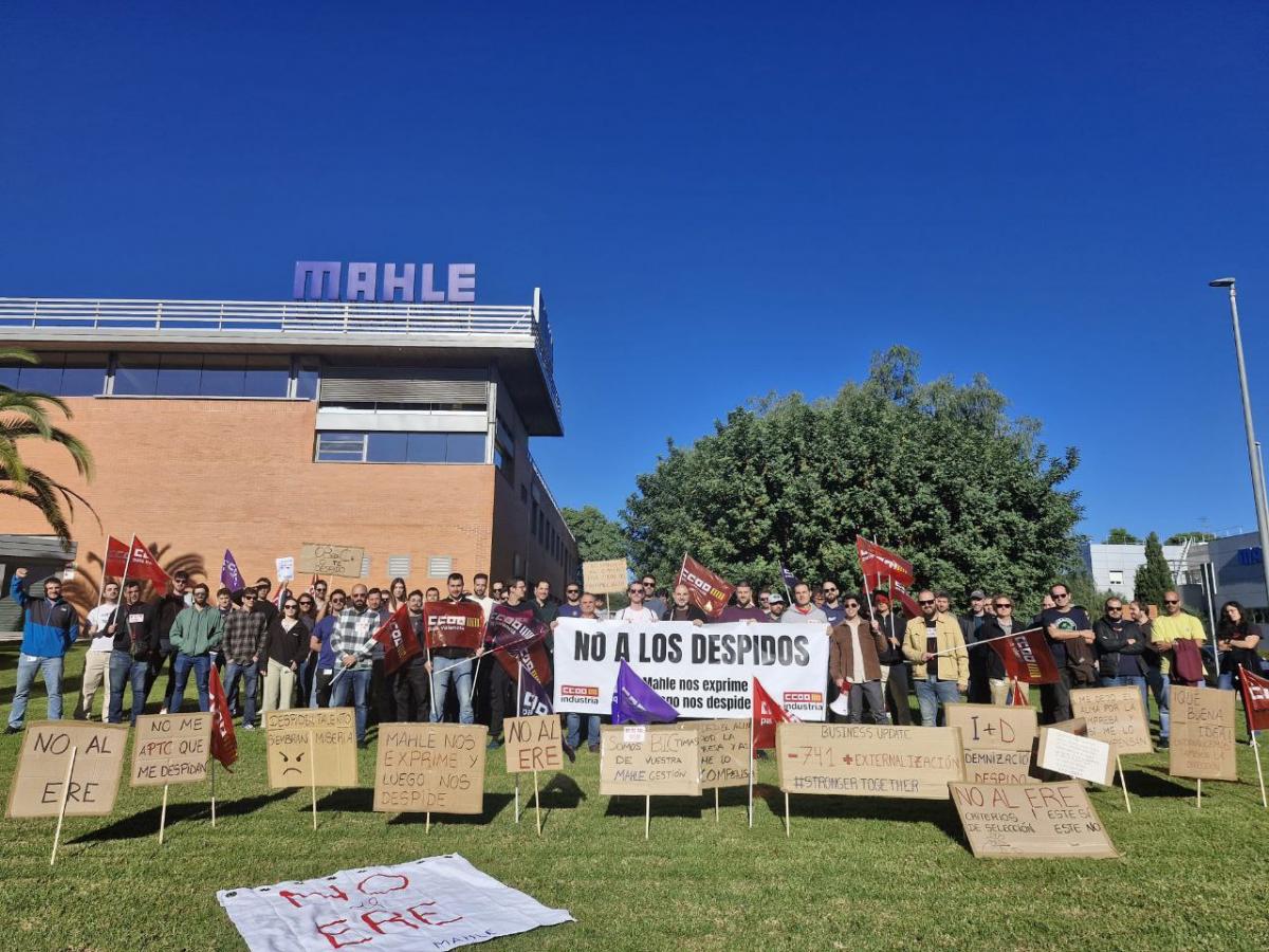 Trabajadores y trabajadoras, el día de huelga, concentrados frente a Mahle-Paterna