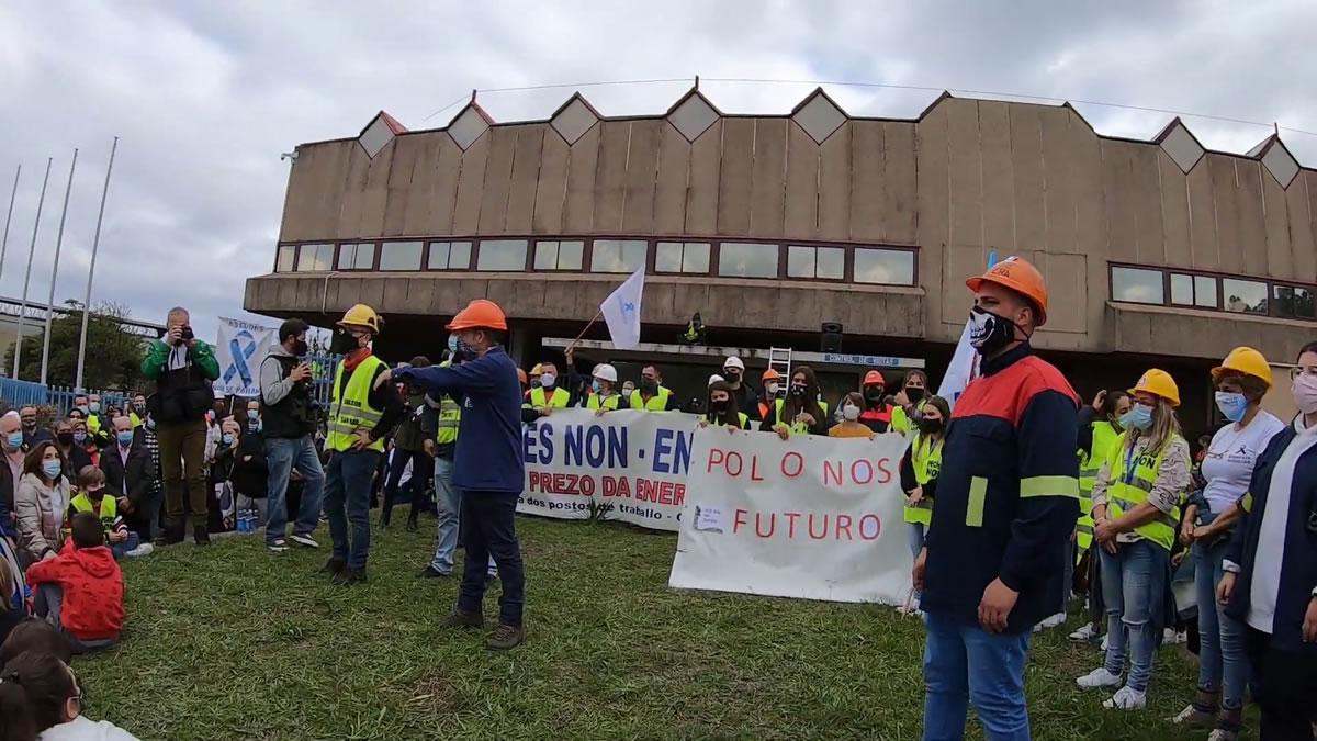 A manifestacin rematou s portas da fbrica de Alcoa